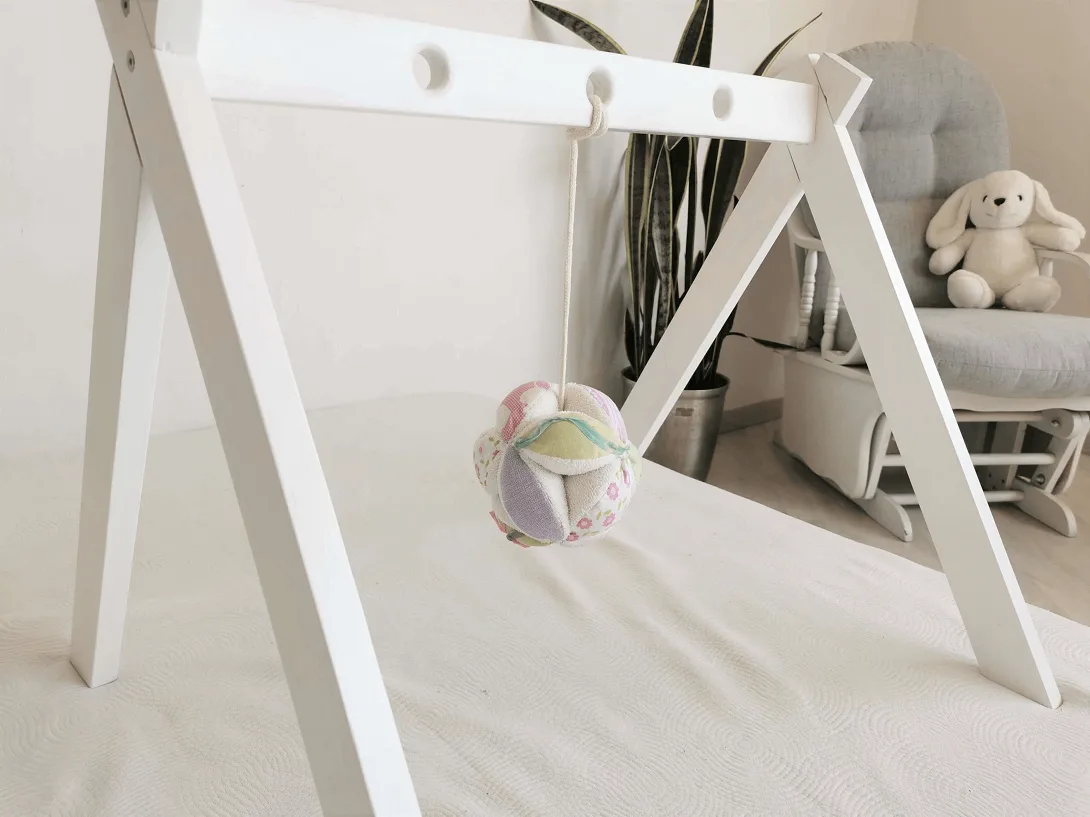 Pelota Montessori colgada en gimnasio de madera