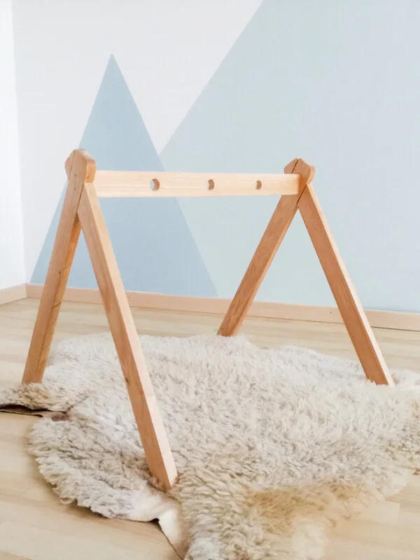 Gimnasio para bebe Gimnasio para bebé de madera color natural sobre azalea de borrego