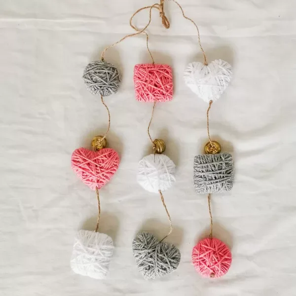 Colgante para bebe de figuras de estambre