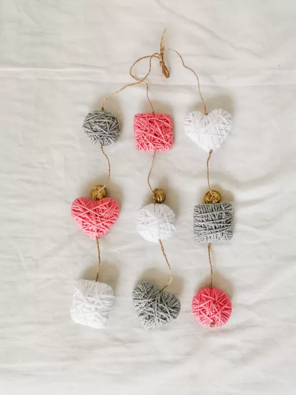 Colgante para bebe de figuras de estambre