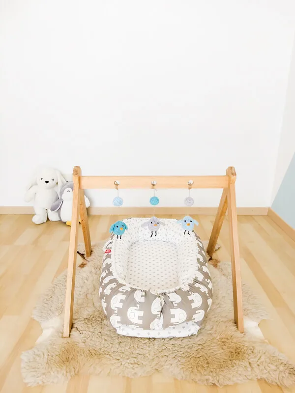 Gimnasio para bebe con pajaritos de crochet