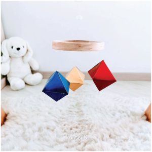 Móvil de octaedros en colores primarios en babygym de madera