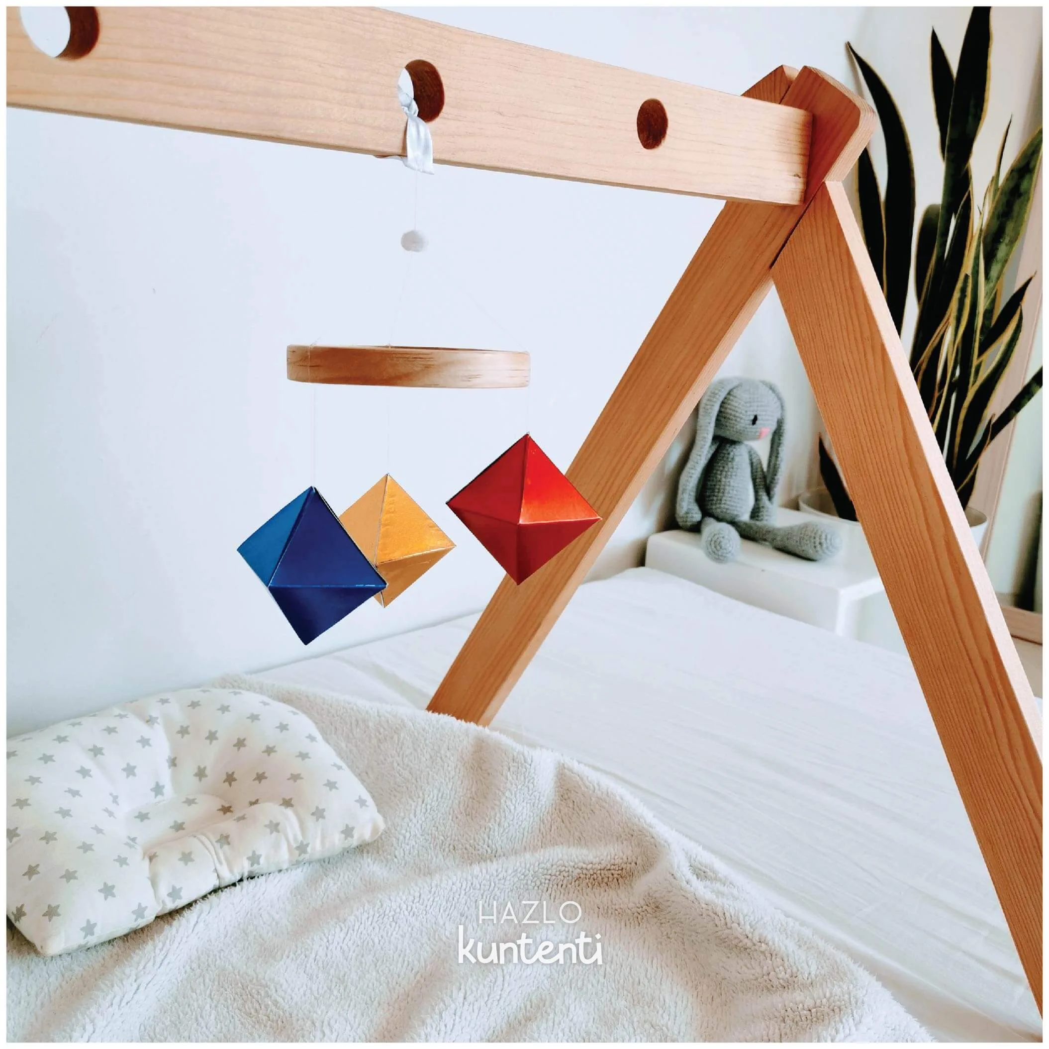 movil-de-octaedros-montessori-bebes Movil de octaedros en colores primarios