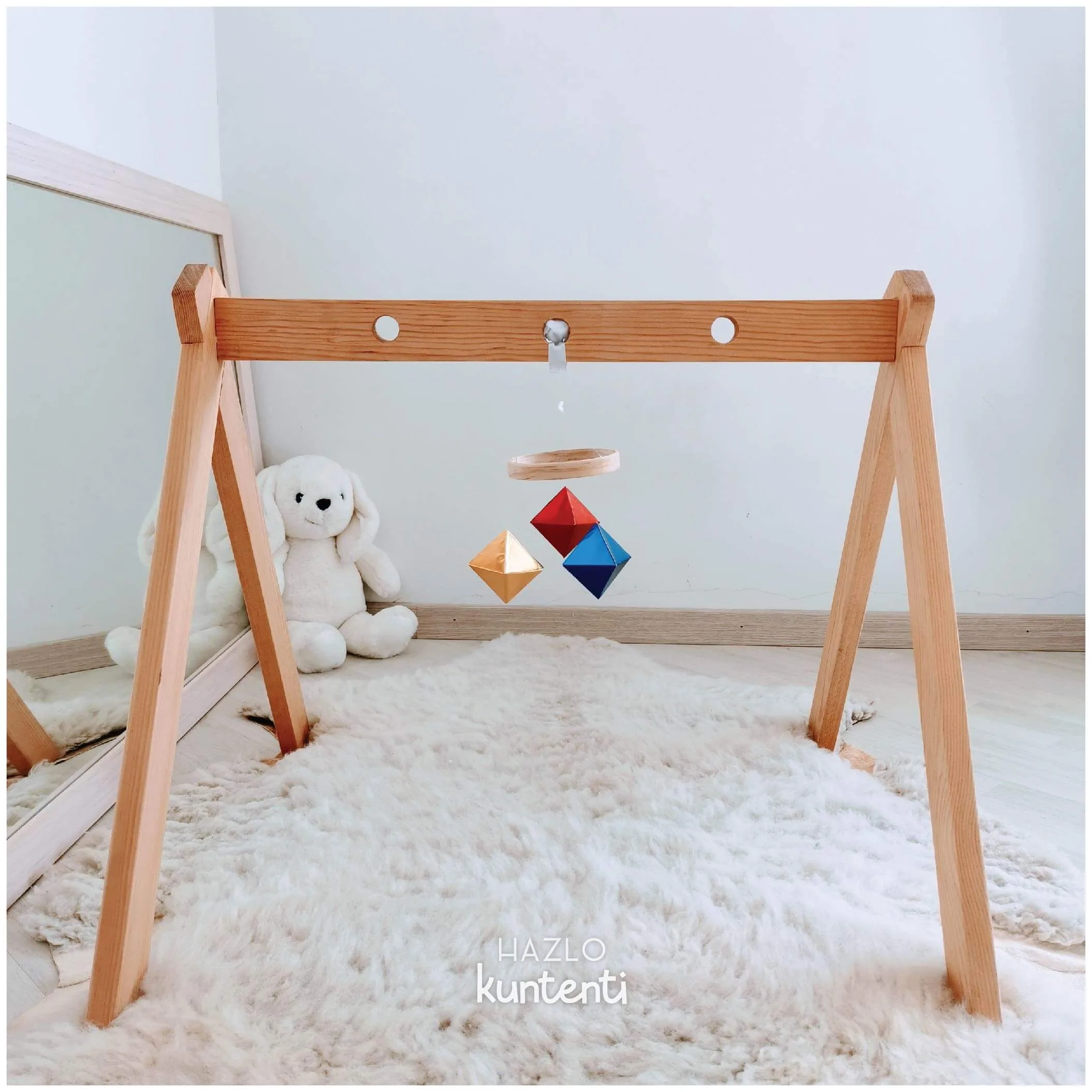 movil-octaedros Móvil de octaedros de papel brillante en colores primarios