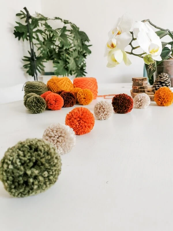 guirnalda-otono-pompones-colores-calidos-decoracion