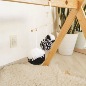 móvil Montessori blanco y negro para bebés, ideal como juguete sensorial inspirado en el método Montessori, estimula el desarrollo visual del bebé.
