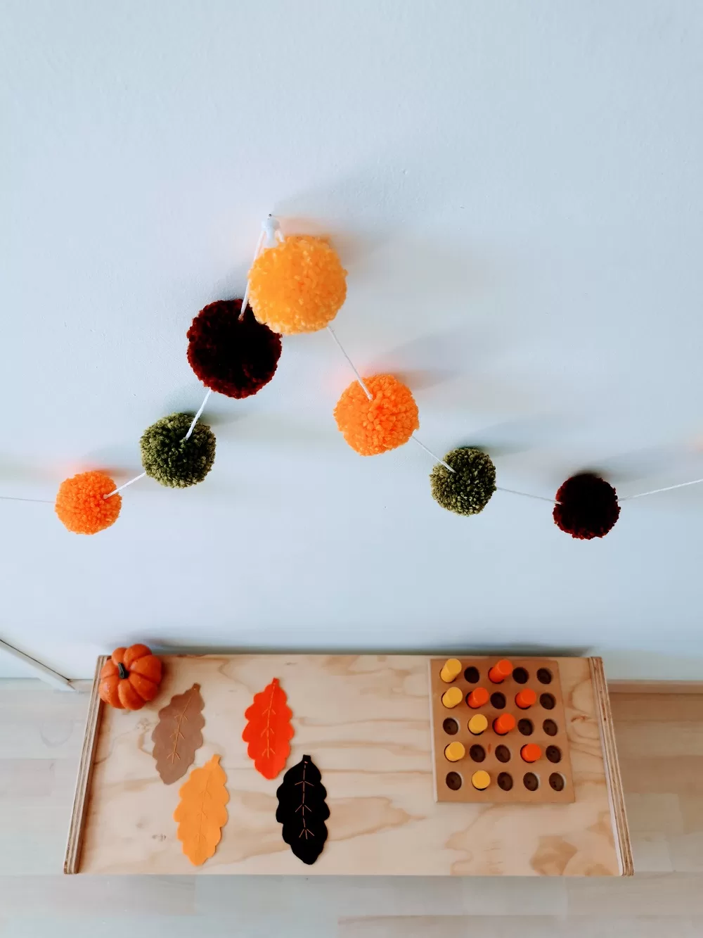 Tira de pompones para decoración otoñal