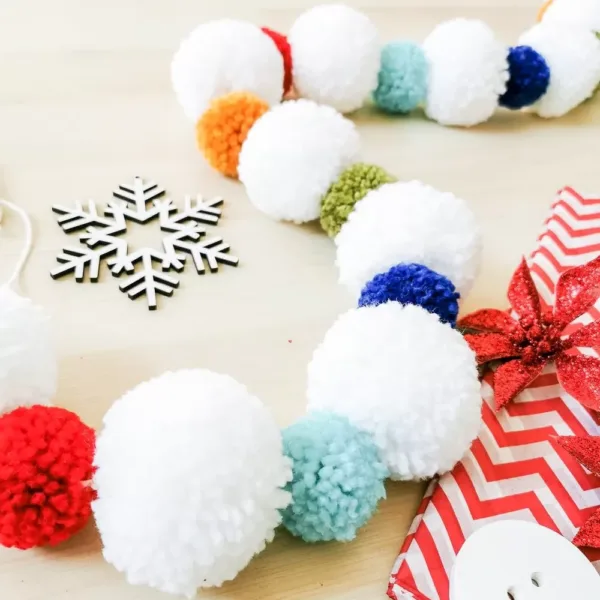 Tira de pompones de colores navideños hechos a mano