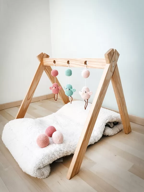 colgante-gimnasio-bebe-movil-crochet-pajaros