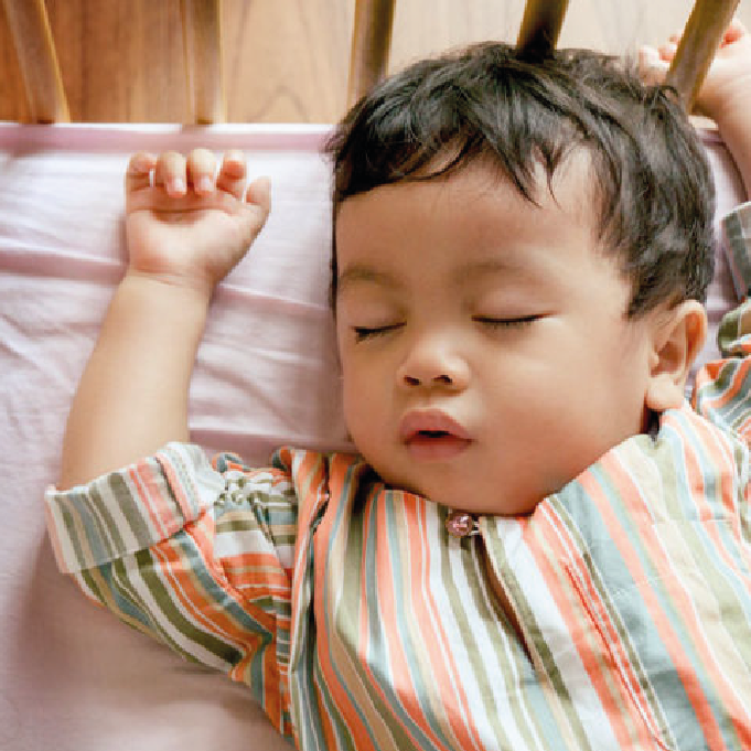 niño pequeño durmiendo