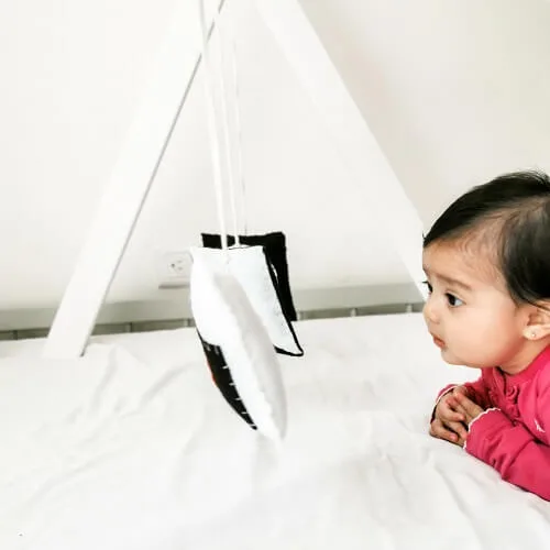 bebé mirando hacia figuras geometricas durante tummy time