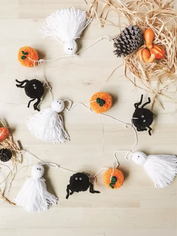 decoracion-halloween-artesanal-guirnalda adornos de Halloween hechos a mano con estambre, perfectos para una decoración de otoño con un toque minimalista