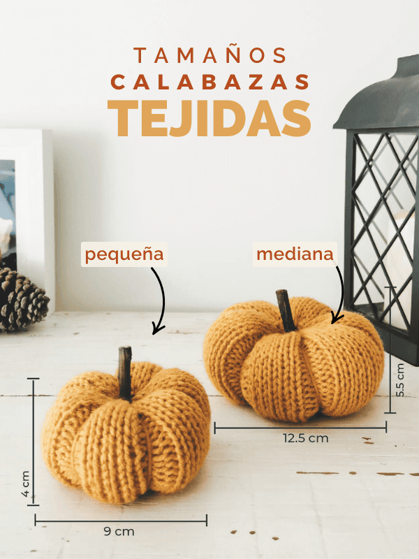 calabazas-tejidas-tamanos-pequena-mediana Comparativa de tamaños de calabazas tejidas a mano en color mostaza: pequeña de 9x4 cm y mediana de 12.5x5.5 cm