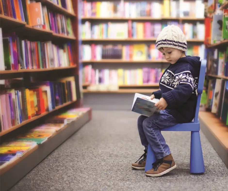 Espacio de lectura con libros infantiles, en una biblioteca.