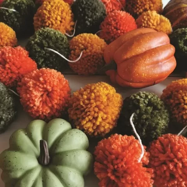 Decoración de otoño con guirnalda de pompones una idea original para decoración de otoño para sala o entrada.