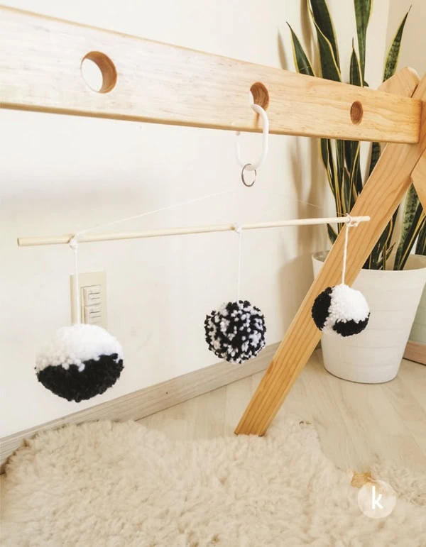 Móvil Montessori blanco y negro para bebés recién nacidos, ideal para estimulación visual temprana y sensorial